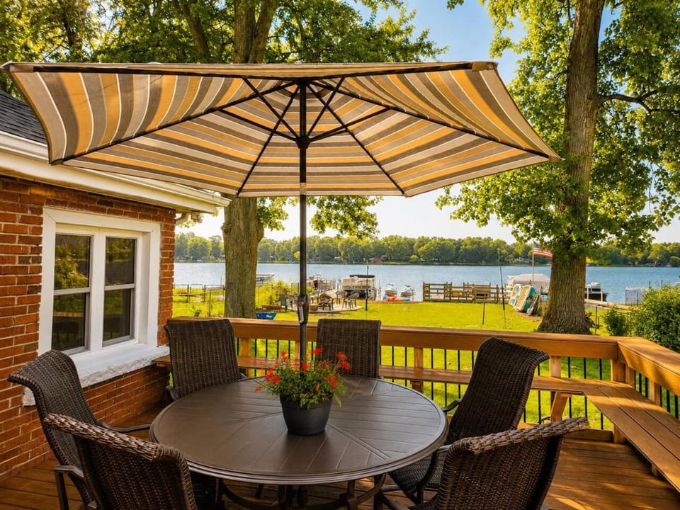 Lakeside Vista Private Waterfront Resort House in Elkhart