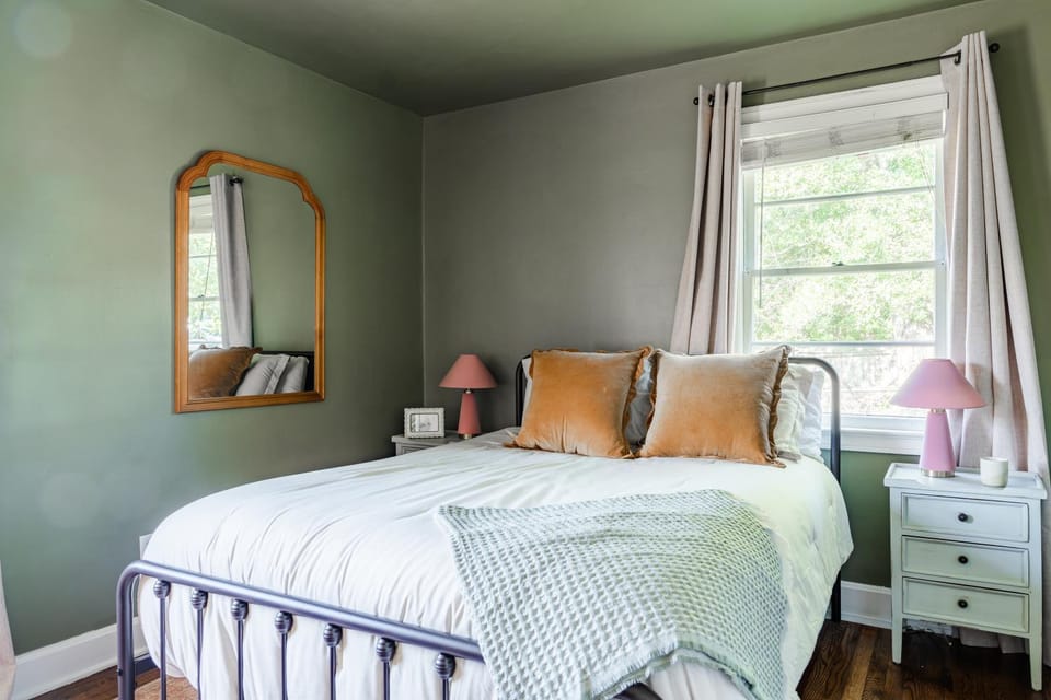 8 Minutes to Downtown Greenville, King Bed, Pet Friendly, Fenced Yard House in South Carolina
