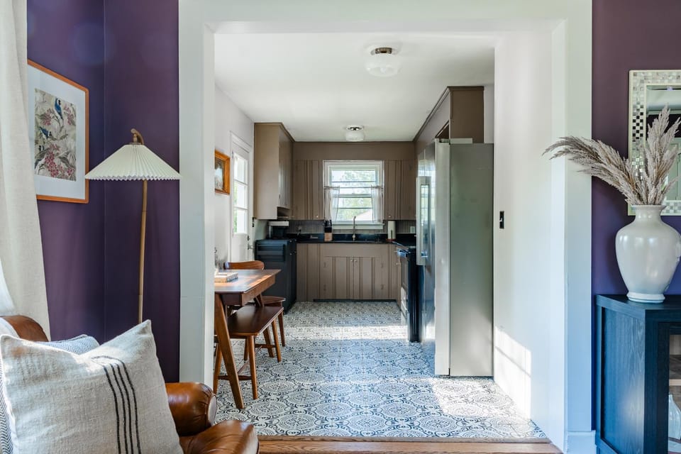 8 Minutes to Downtown Greenville, King Bed, Pet Friendly, Fenced Yard House in South Carolina