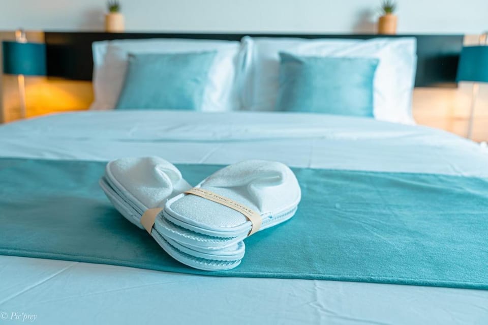Bed, Photo of the whole room, Bedroom, towels