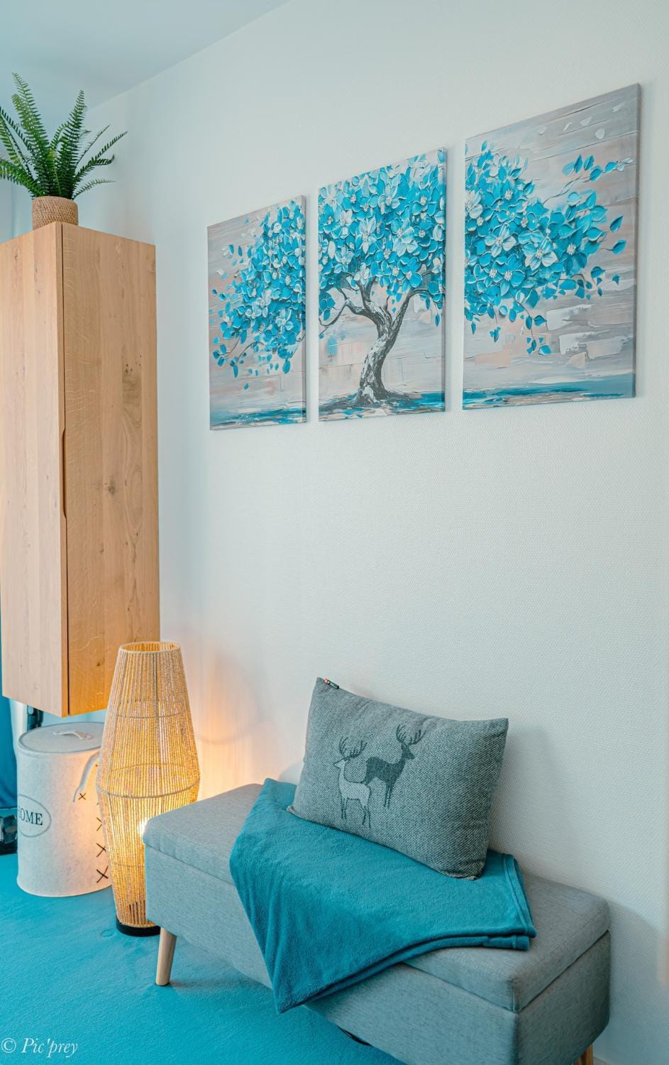 Photo of the whole room, Bedroom, wardrobe