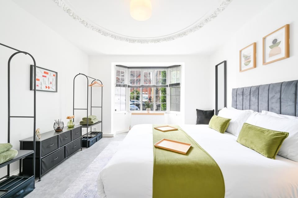 Bed, Living room, Bedroom
