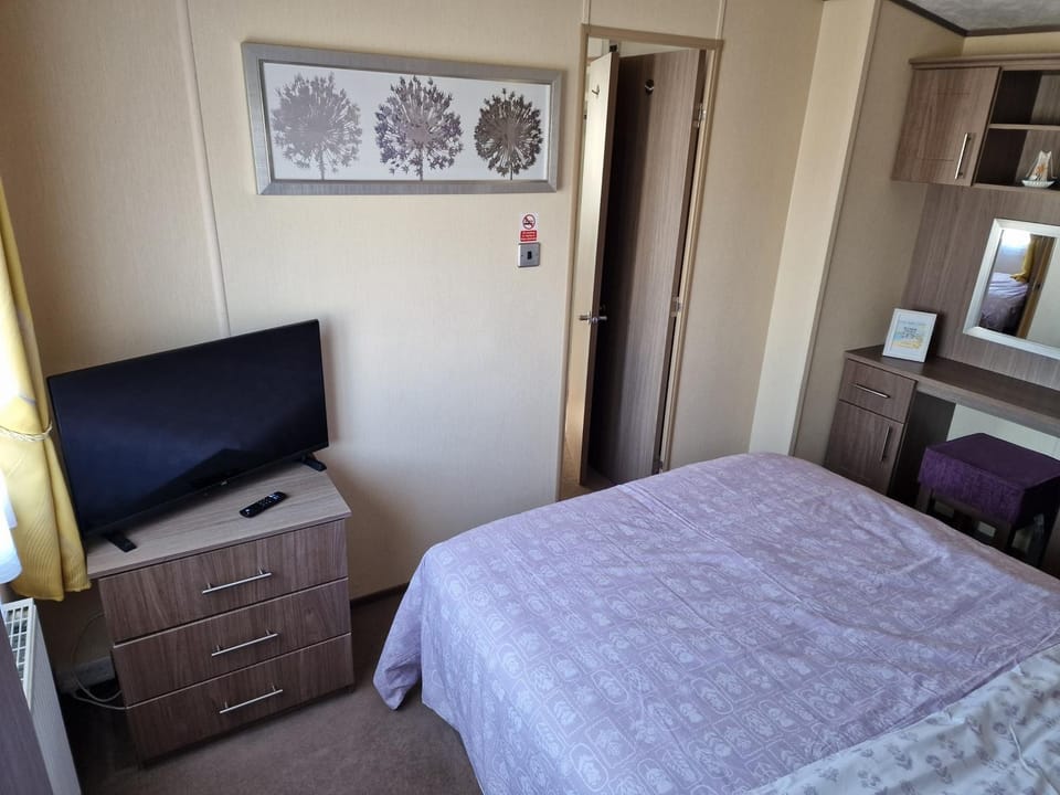 Communal lounge/ TV room, Bed, Photo of the whole room, Bedroom, wardrobe