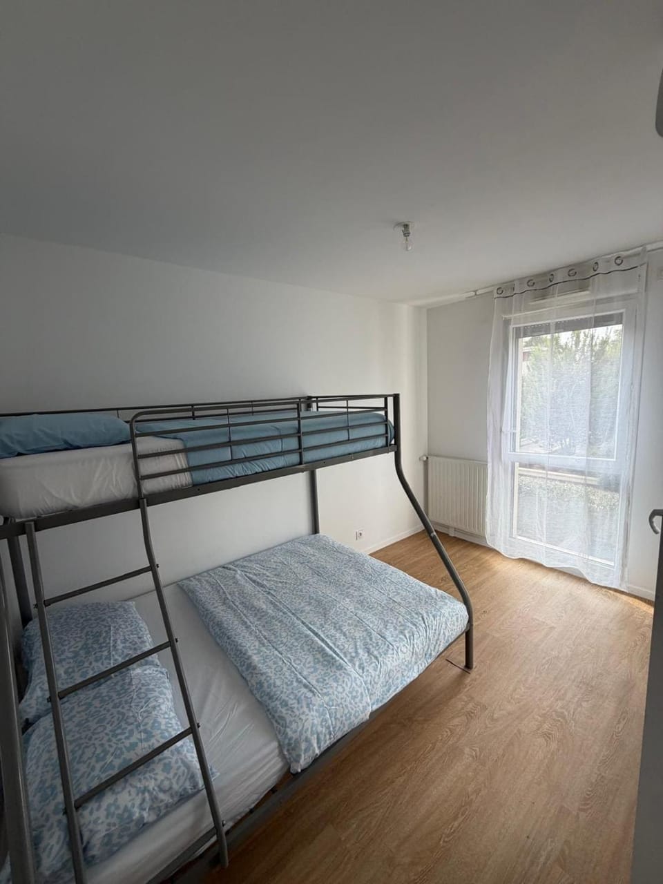Modern 2BR Train, Versailles, Paris Apartment in Île-de-France