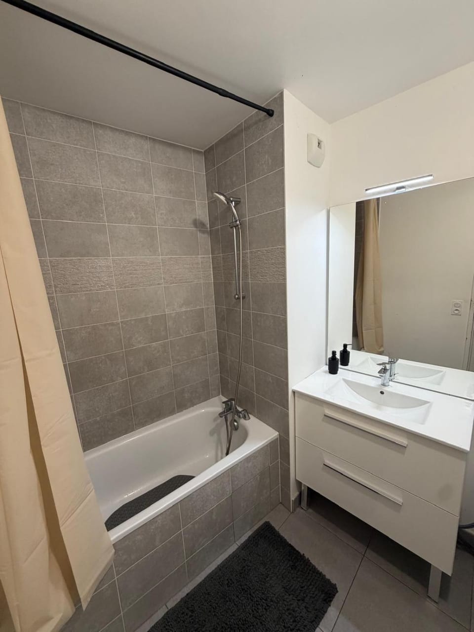 Modern 2BR Train, Versailles, Paris Apartment in Île-de-France