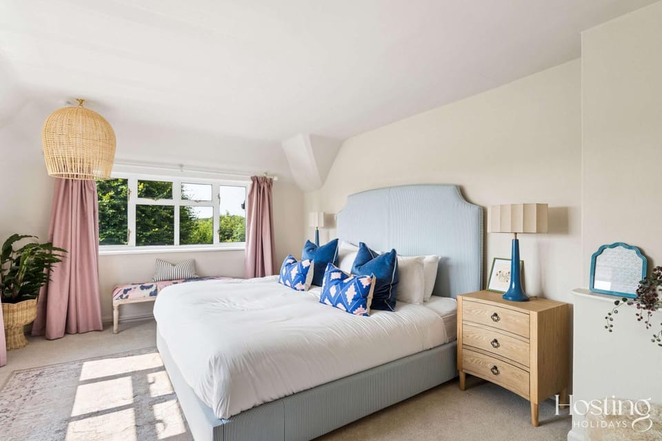 Orchard House - 5 Bed Country Home with Parking House in Wycombe District
