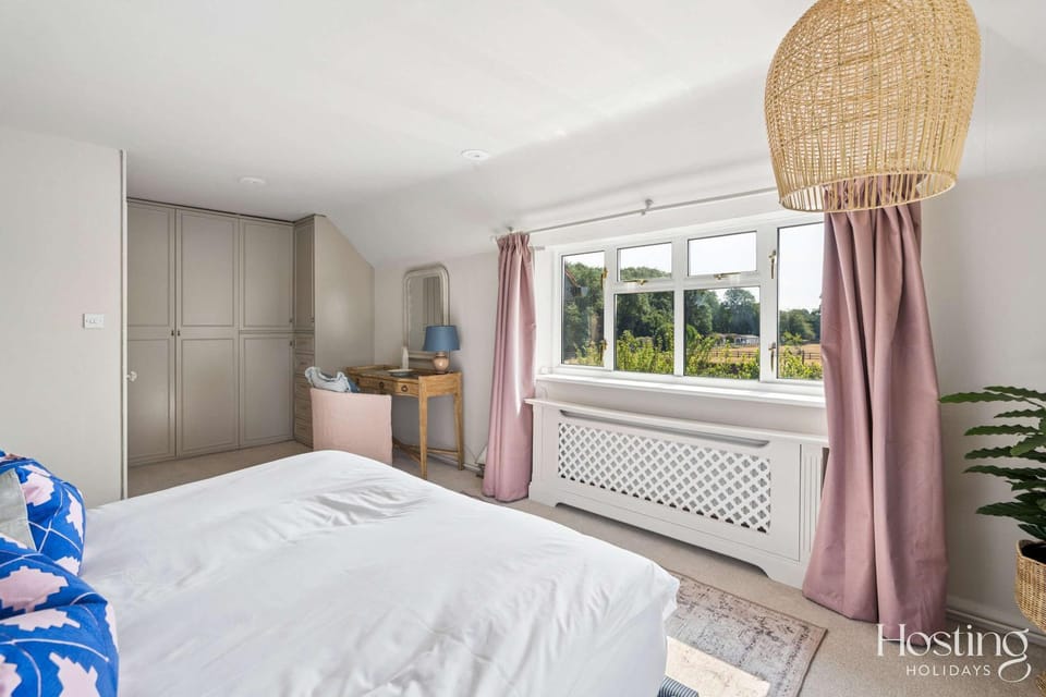 Orchard House - 5 Bed Country Home with Parking House in Wycombe District