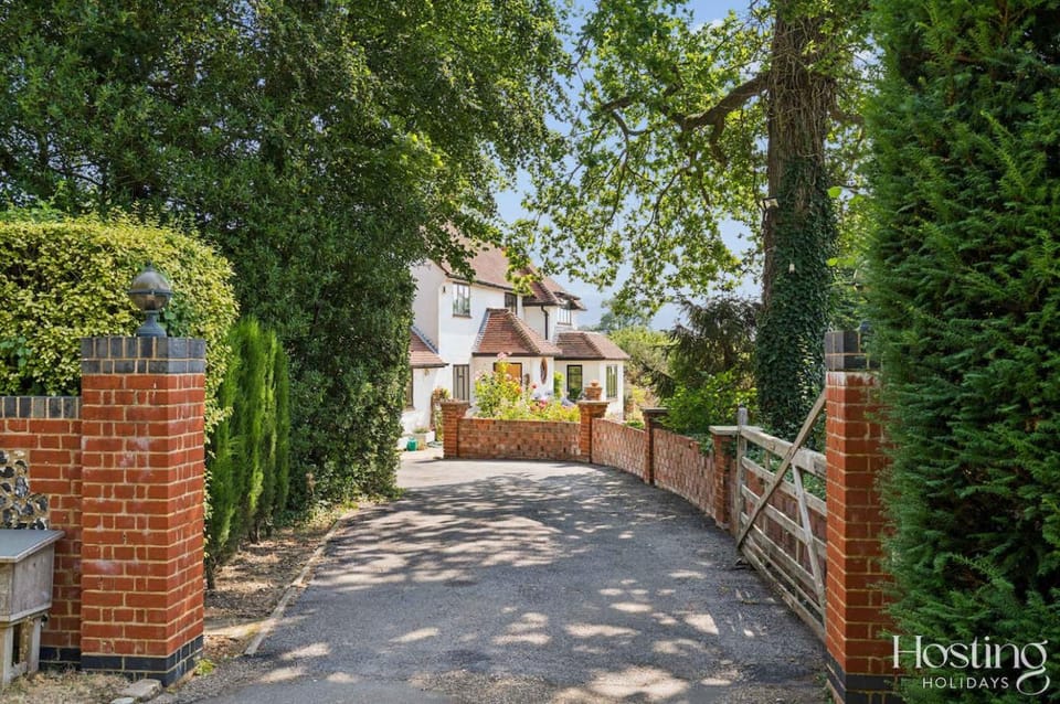 Orchard House - 5 Bed Country Home with Parking House in Wycombe District