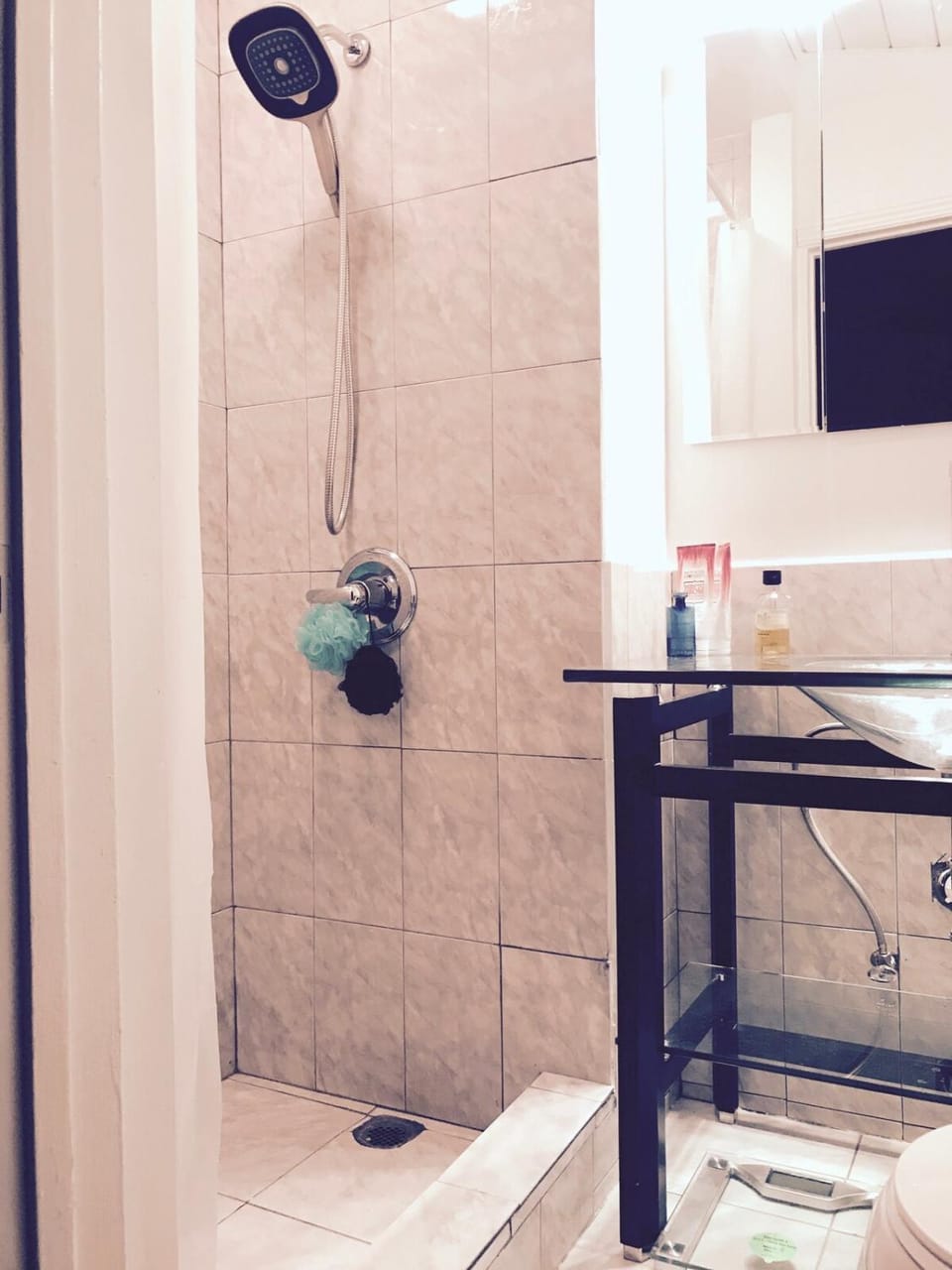 Private Pool House with Spa, Family-Friendly 3BR House in Winnetka