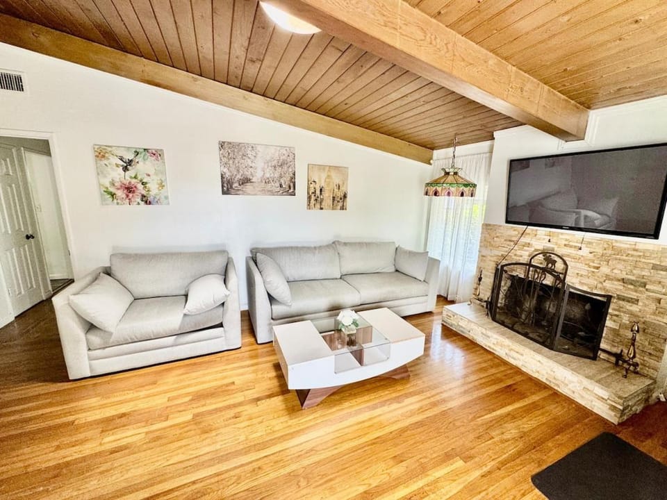 Private Pool House with Spa, Family-Friendly 3BR House in Winnetka