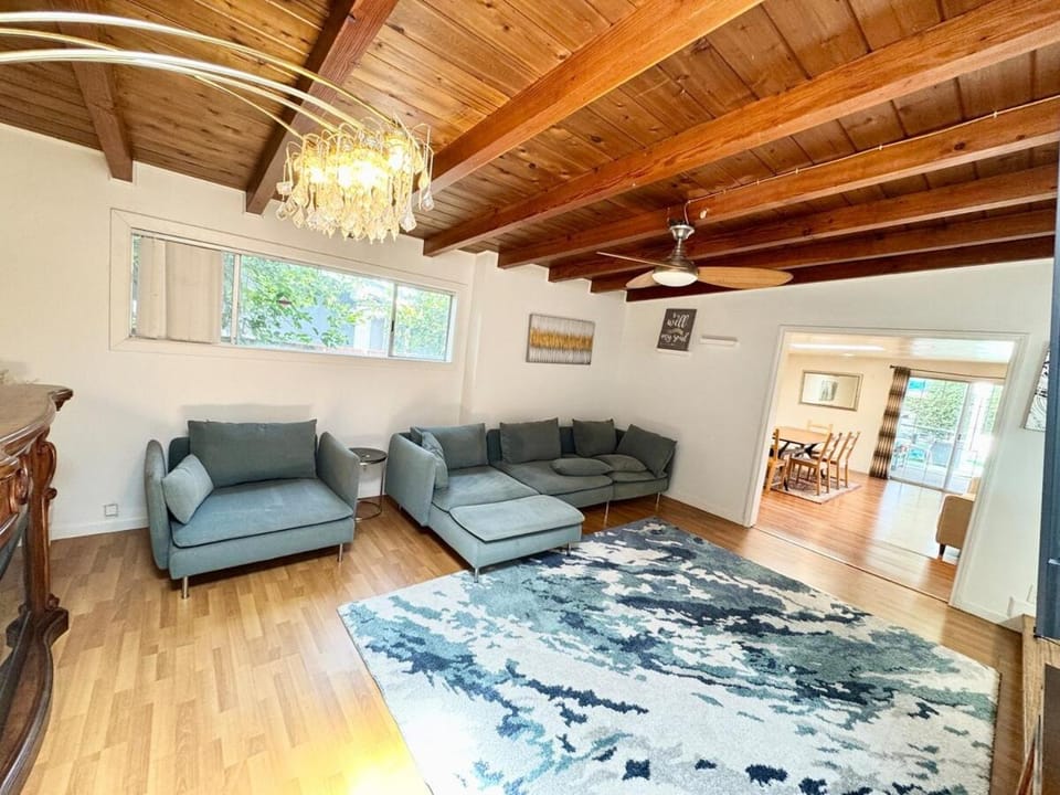 Private Pool House with Spa, Family-Friendly 3BR House in Winnetka