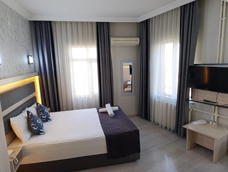 Bed, TV and multimedia, Bedroom, towels