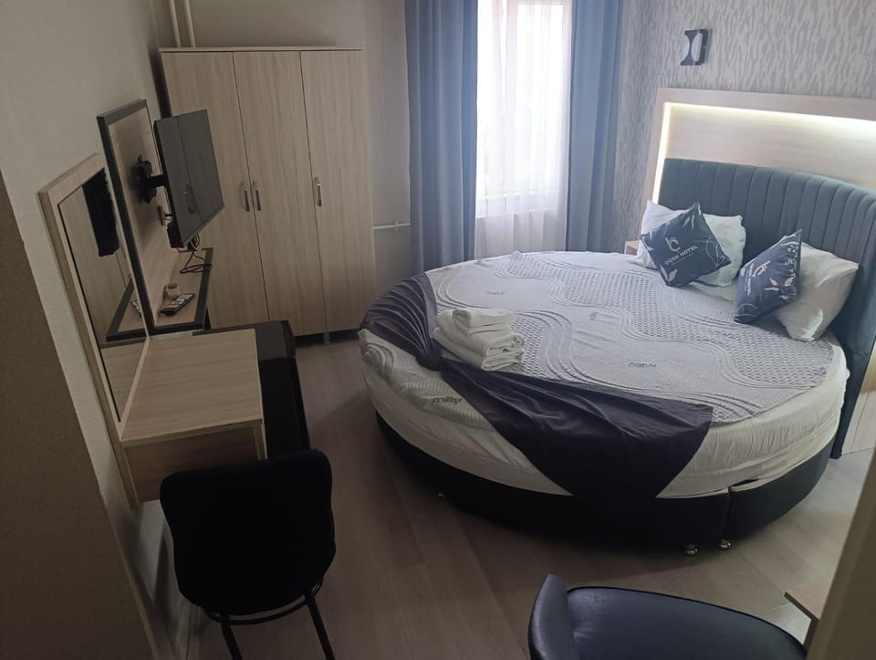 Bed, TV and multimedia, Photo of the whole room, Bedroom, towels, wardrobe