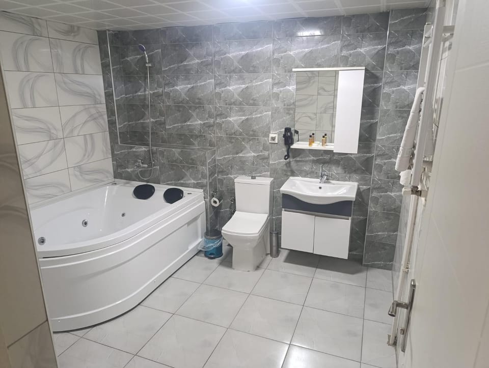 Shower, Toilet, Bathroom, Breakfast, Bath, towels