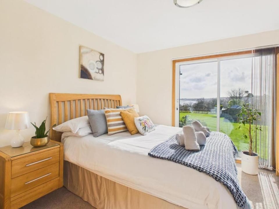 Bed, View (from property/room), Bedroom, Garden view