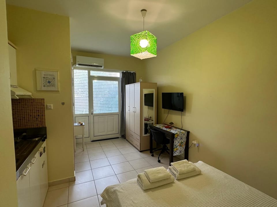Communal lounge/ TV room, Bed, TV and multimedia, Kitchen or kitchenette, Photo of the whole room, Bedroom, minibar, towels, air conditioner