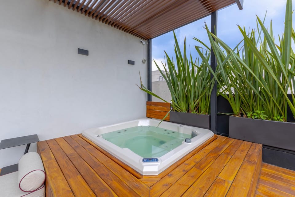 Hot Tub, View (from property/room), Balcony/Terrace, Living room, Seating area, City view