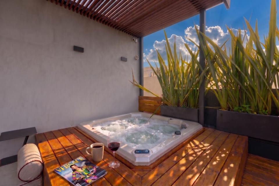 Hot Tub, Balcony/Terrace, Seating area, Dining area, City view, Street view