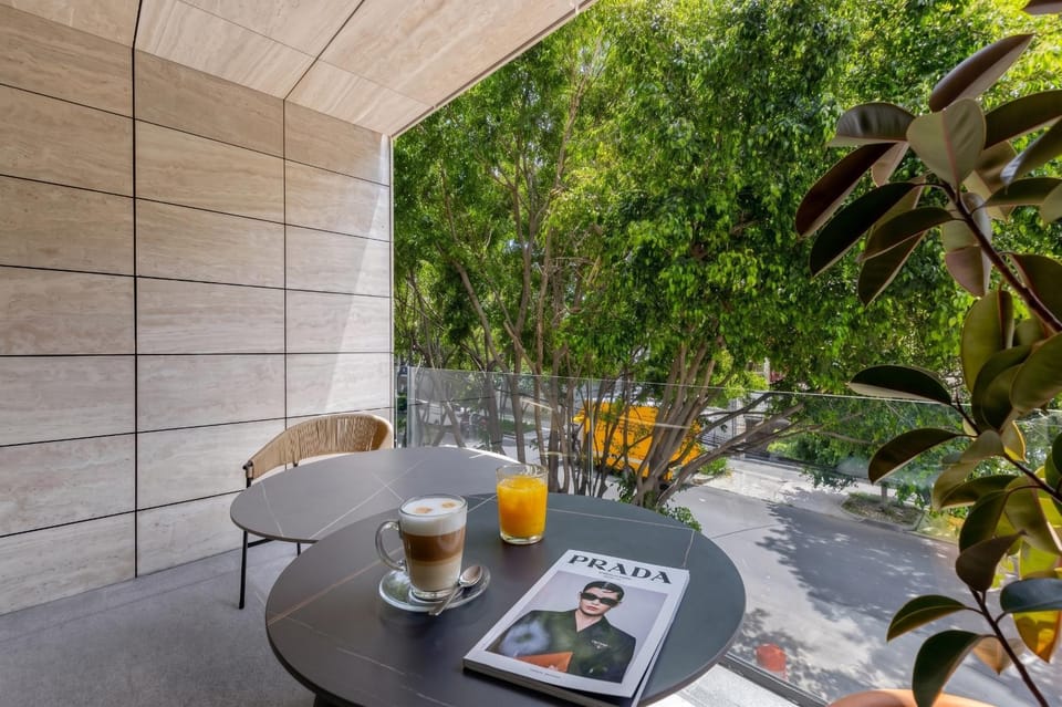 Balcony/Terrace, Seating area, Dining area, City view, Street view