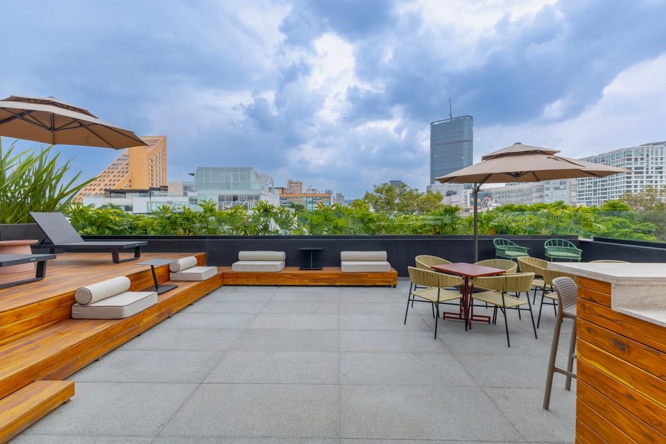 View (from property/room), Balcony/Terrace, Living room, Seating area, City view