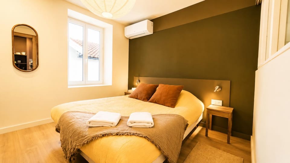 Photo of the whole room, Bedroom