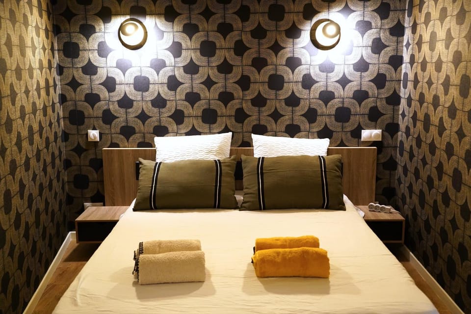 Bed, Photo of the whole room, Bedroom, towels