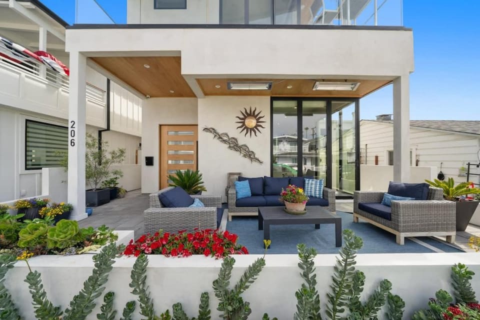 Rooftop Deck House with South Bayfront View House in Balboa Island