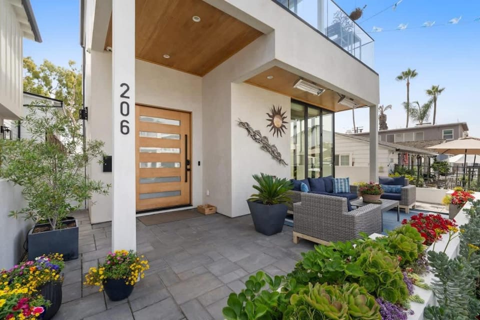 Rooftop Deck House with South Bayfront View House in Balboa Island