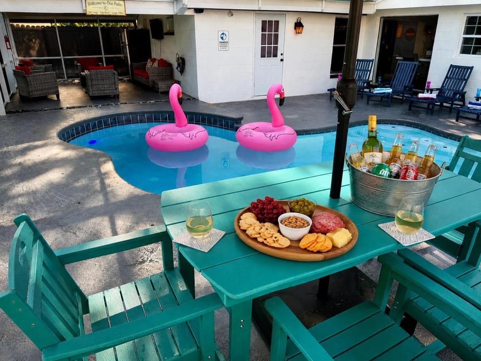 Patio, Seating area, Dining area, Swimming pool, Alcoholic drinks