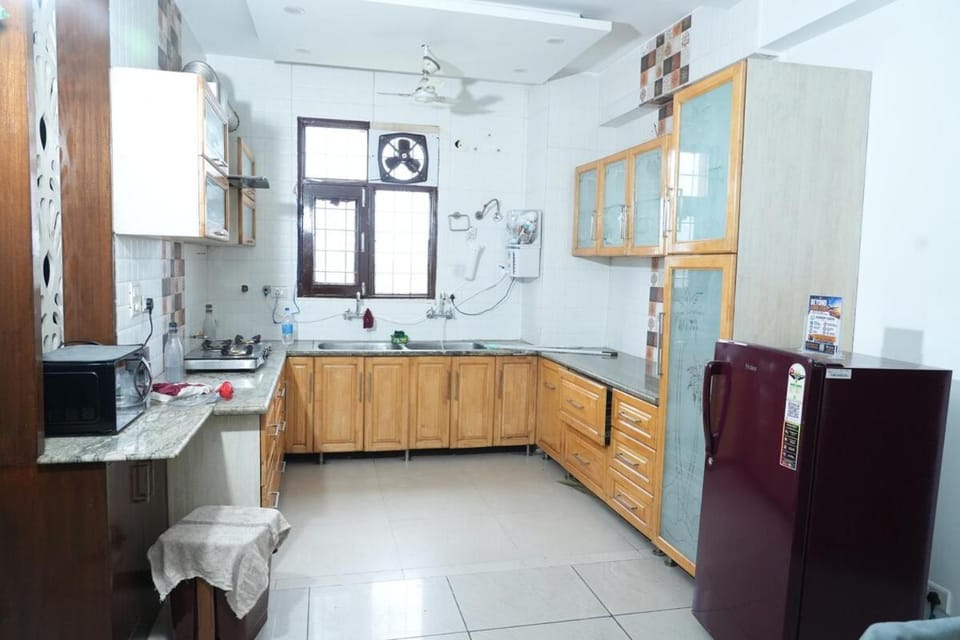 Kitchen or kitchenette, dishwasher, stove