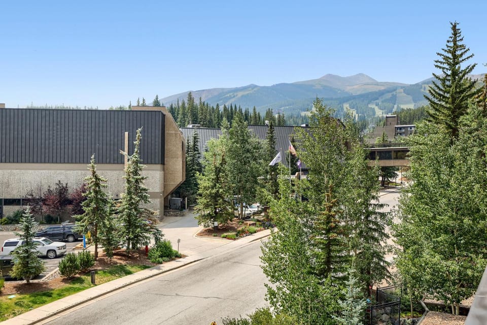 Freshly Updated Ski-In Ski-Out 2BR Beaver Run House in Breckenridge