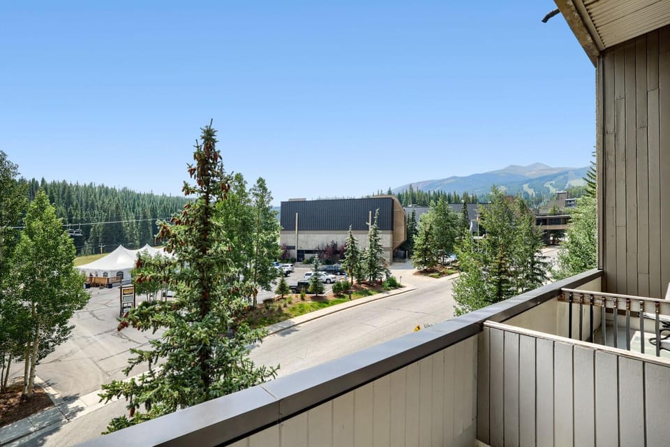 Freshly Updated Ski-In Ski-Out 2BR Beaver Run House in Breckenridge