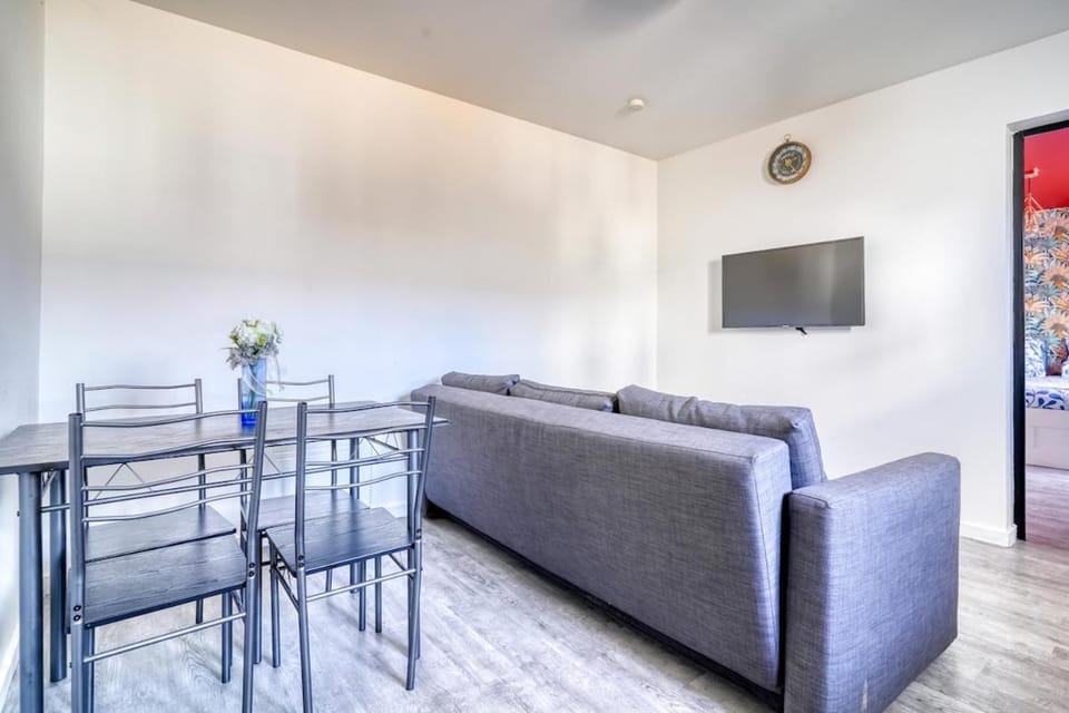 2 independent houses near Paris and Parking House in Drancy