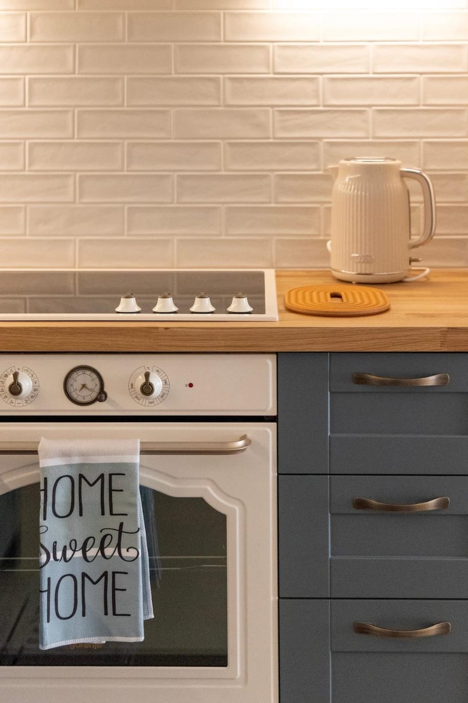 Coffee/tea facilities, stove, kitchen