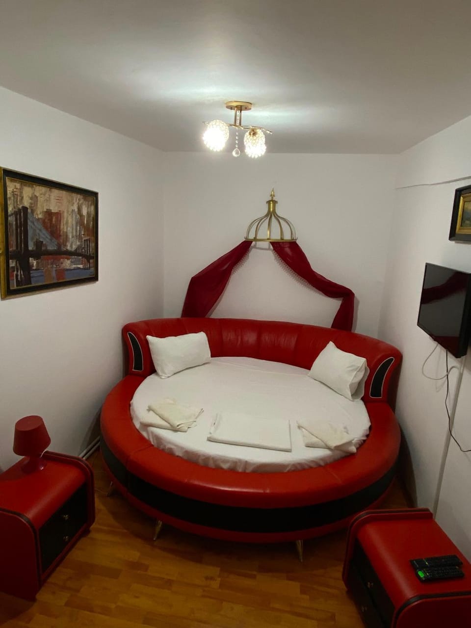 Bed, TV and multimedia, Photo of the whole room, Bedroom