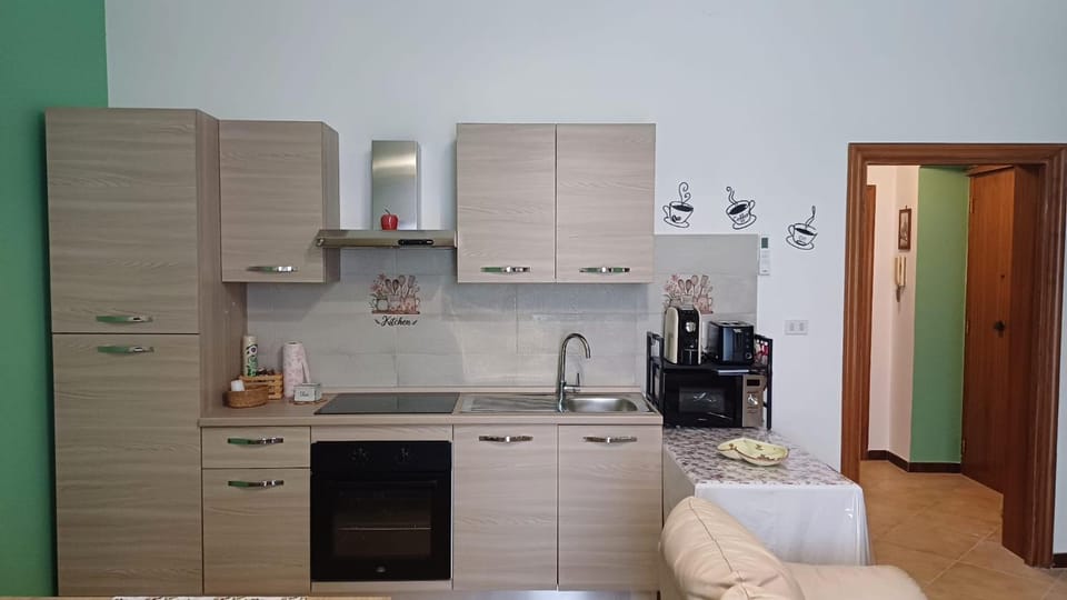 Coffee/tea facilities, Kitchen or kitchenette, oven, stove
