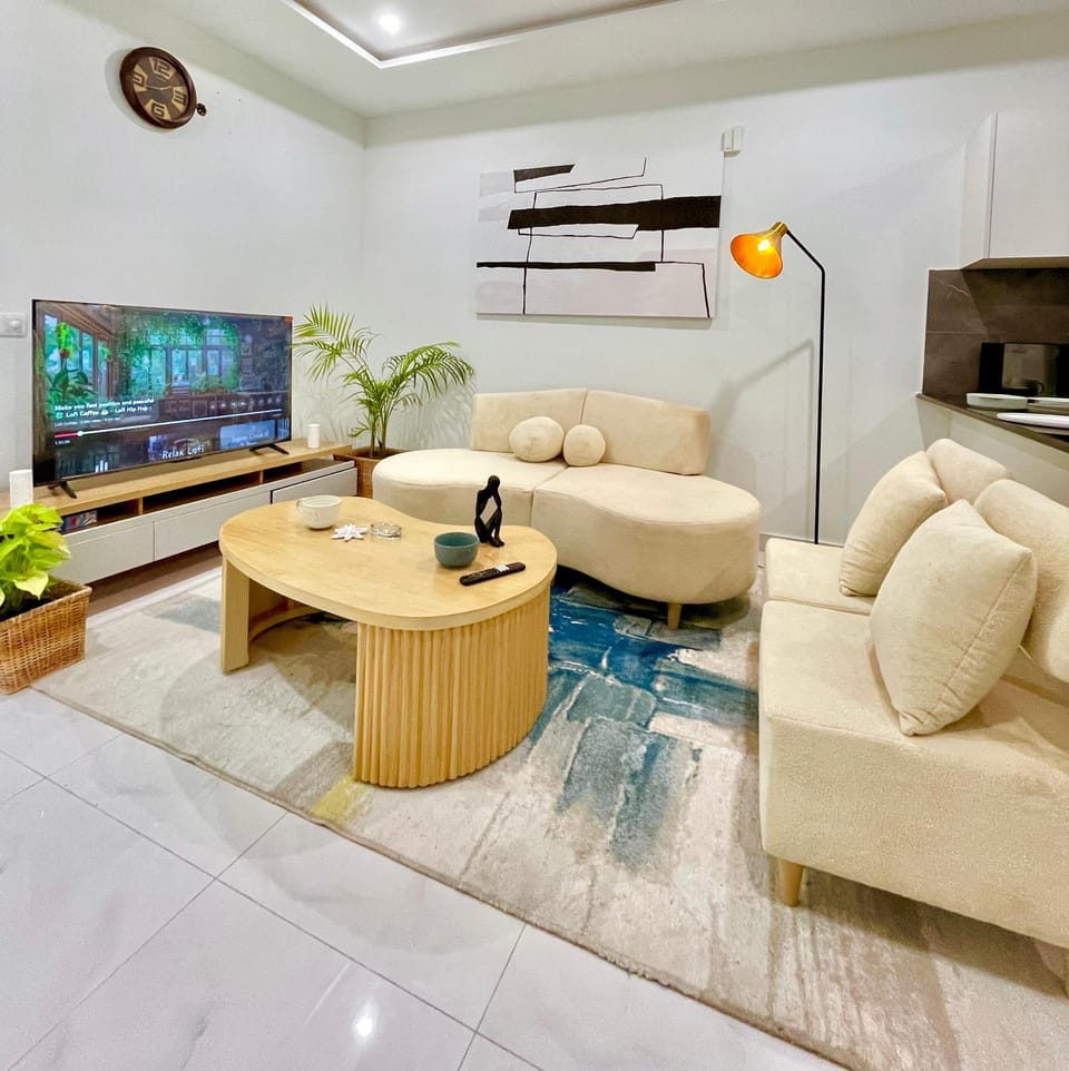 Communal lounge/ TV room, TV and multimedia, Living room, Seating area, Evening entertainment