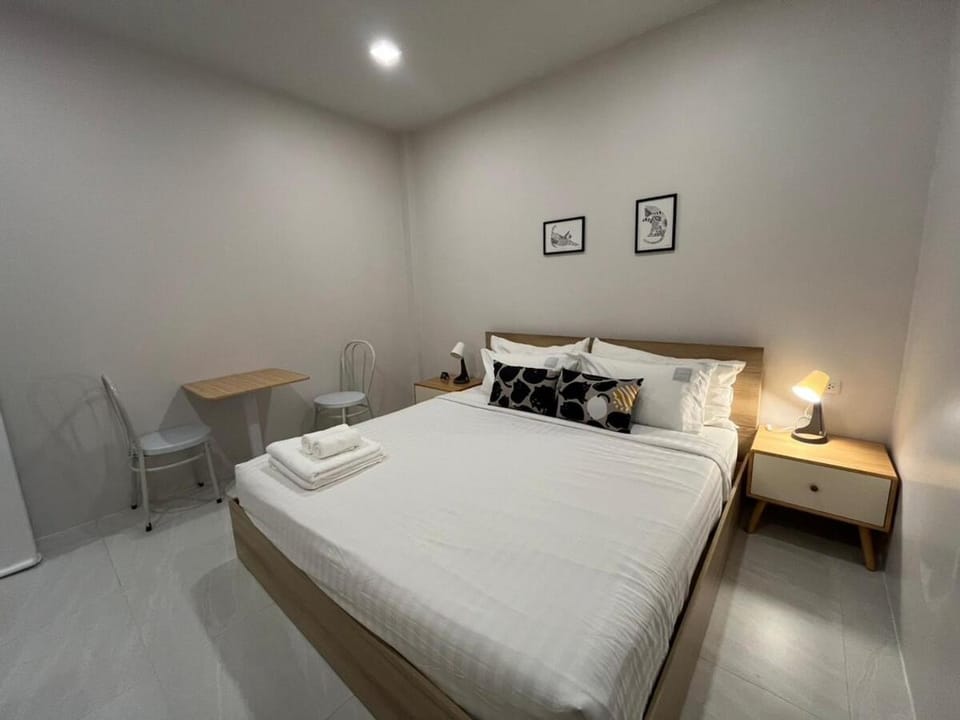 Bed, Bedroom, towels