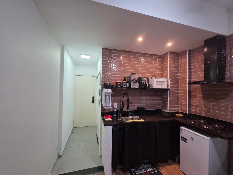 Kitchen or kitchenette, minibar, stove