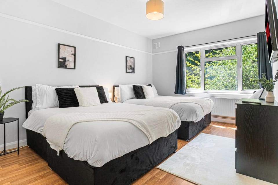 Bed, TV and multimedia, Photo of the whole room, Bedroom