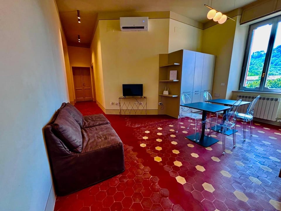 TV and multimedia, Kitchen or kitchenette, Living room, Seating area, Dining area, air conditioner