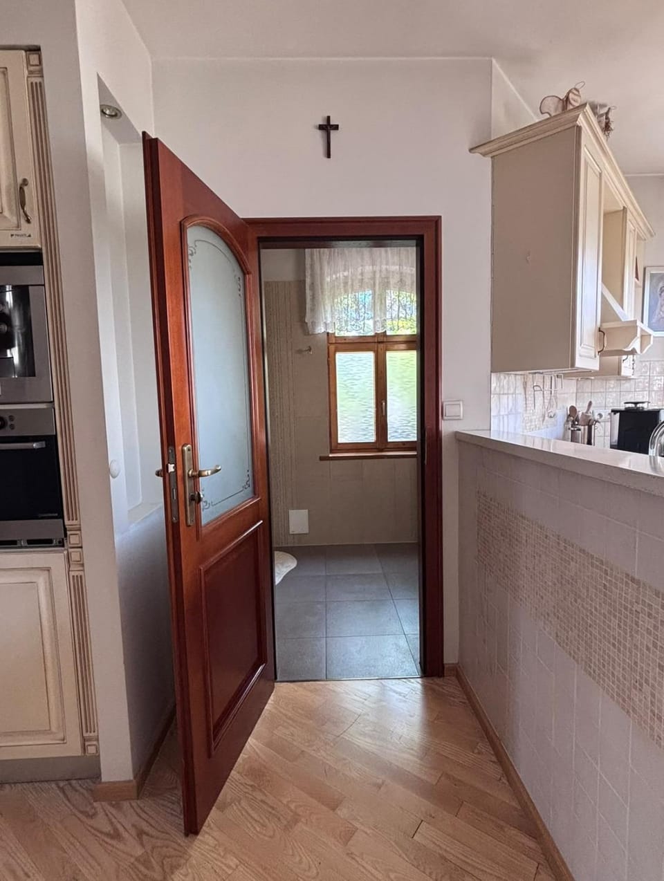 Kitchen or kitchenette, oven