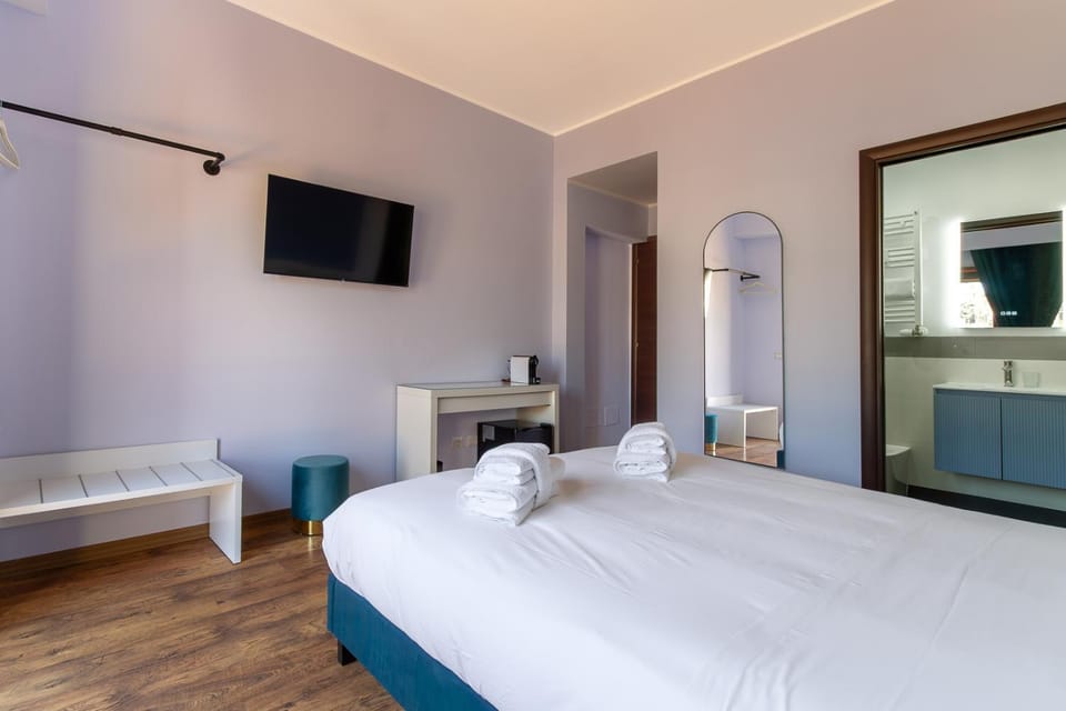 Communal lounge/ TV room, Bed, TV and multimedia, Photo of the whole room, Evening entertainment, Bedroom, hair dresser, wardrobe, air conditioner