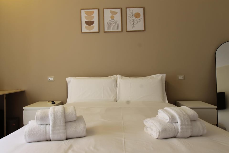Bed, Photo of the whole room, Bedroom, towels