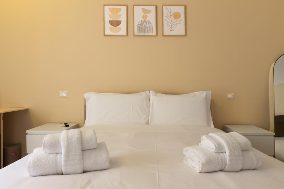 Bed, Photo of the whole room, Bedroom, towels
