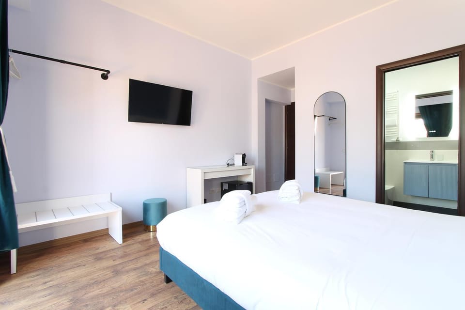Communal lounge/ TV room, Bed, TV and multimedia, Photo of the whole room, Evening entertainment, Bedroom, hair dresser, wardrobe, air conditioner