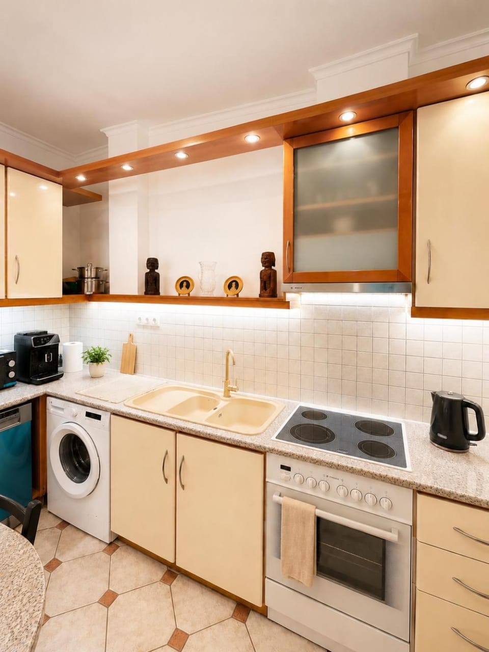 Coffee/tea facilities, Kitchen or kitchenette, dishwasher, oven, washing machine