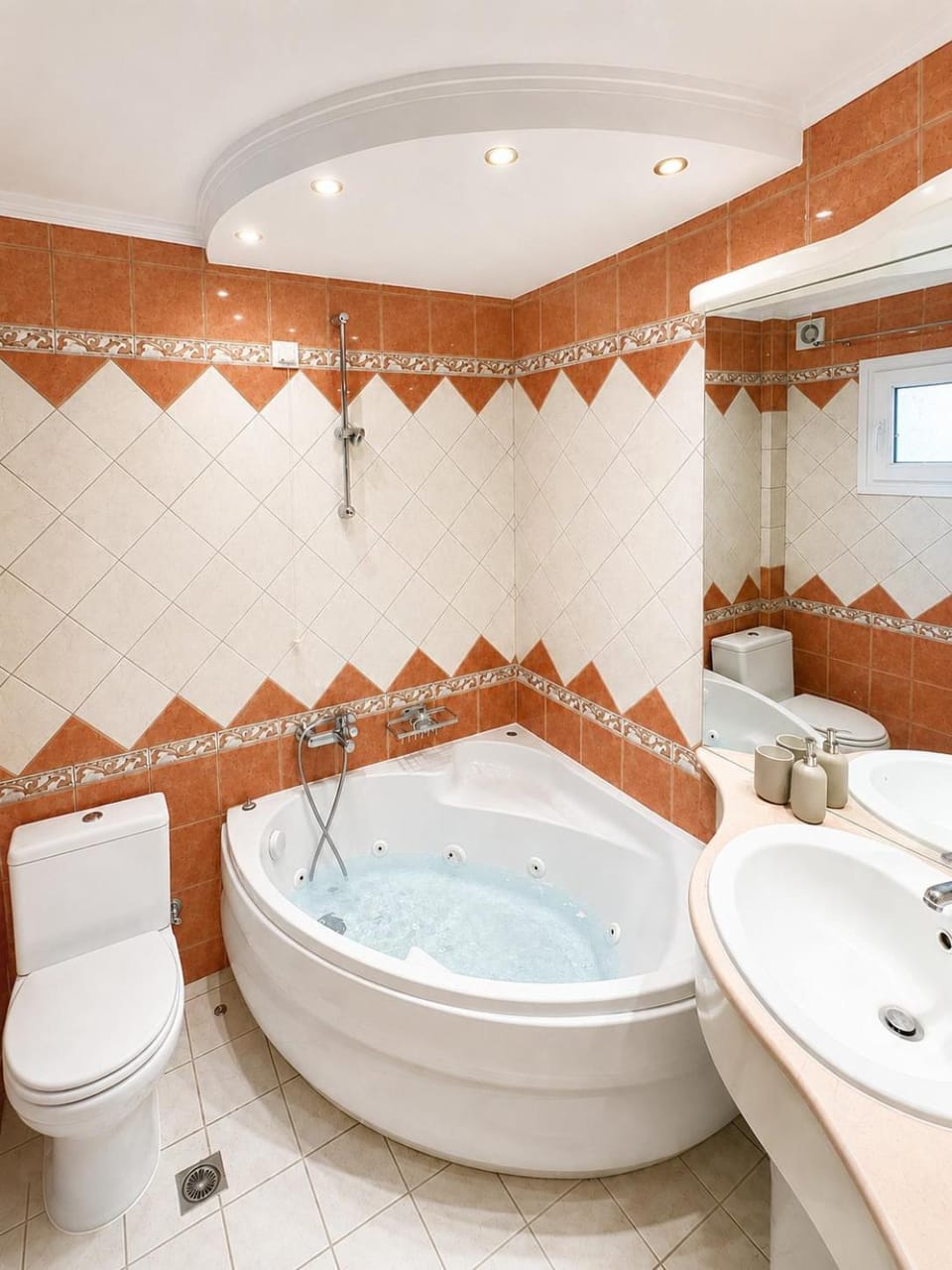 Toilet, Hot Tub, Bathroom, Bath, towels