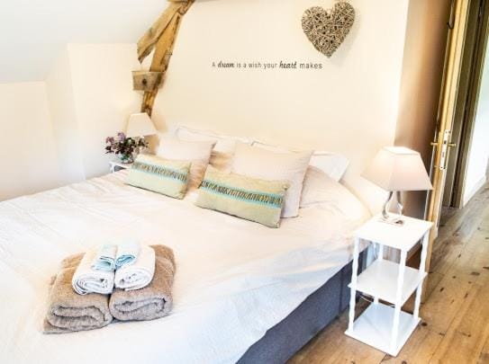 Bed, Photo of the whole room, Bedroom, towels