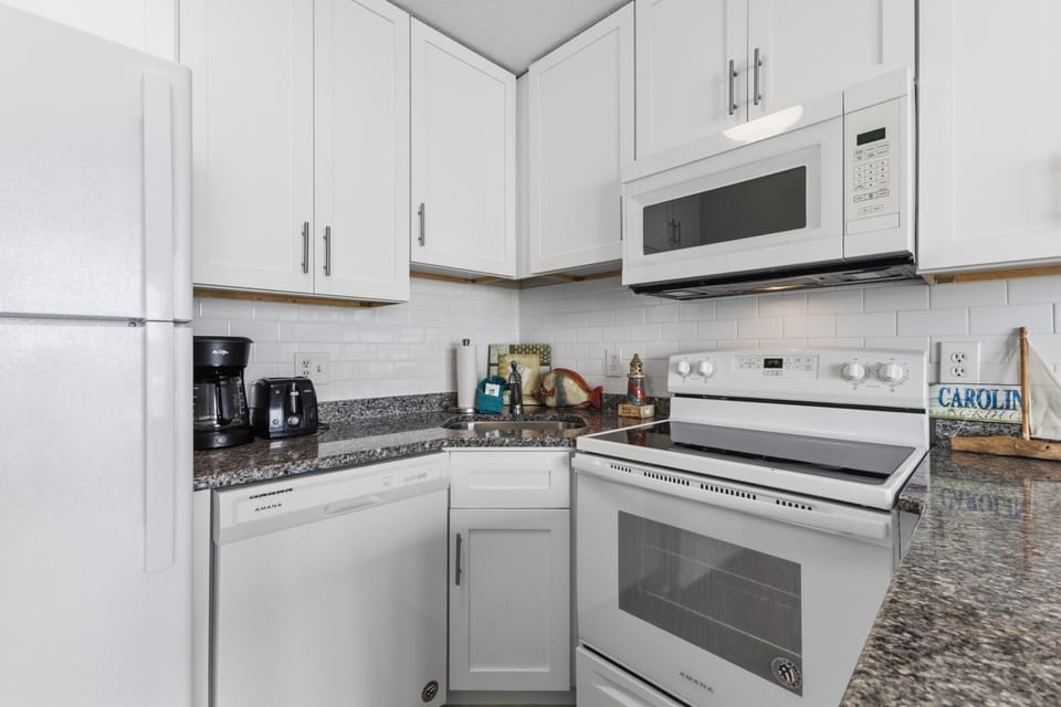 Coffee/tea facilities, dishwasher, oven, stove, toaster, kitchen